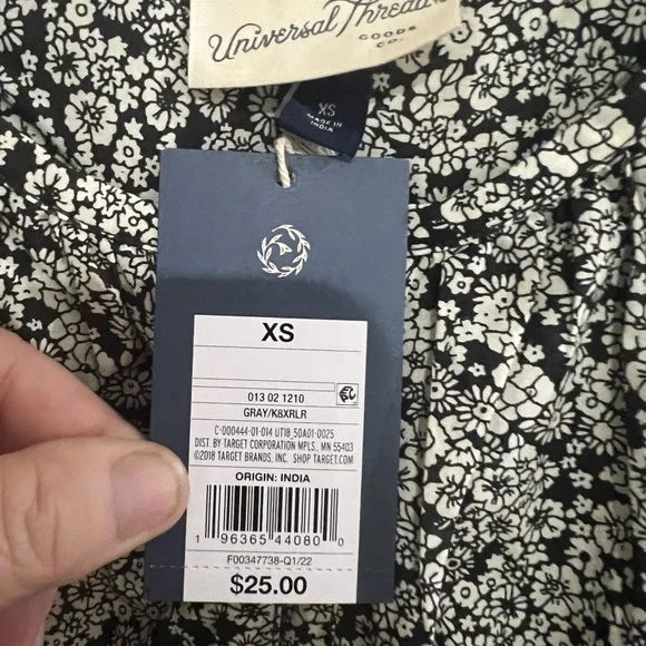 Universal Thread Monochrome Floral Blouse - Picture 2 of 2